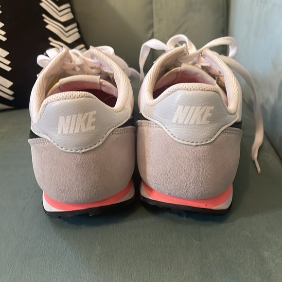 Retro Nikes - Picture 3 of 4